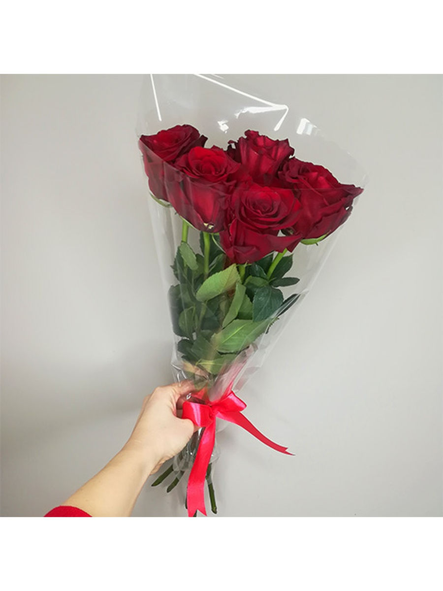 Букет красных роз в прозрачной упаковке