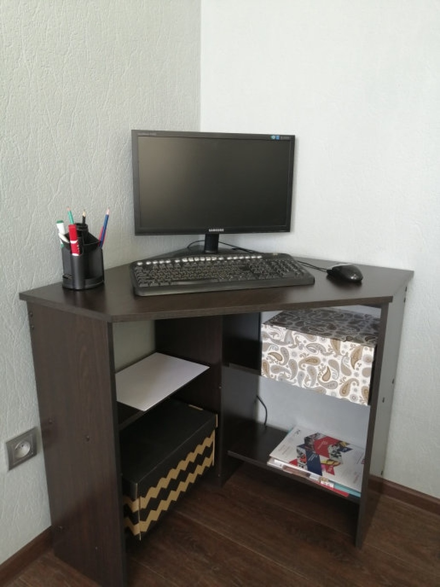 Компьютерный стол с полками и ящиками небольшой угловой