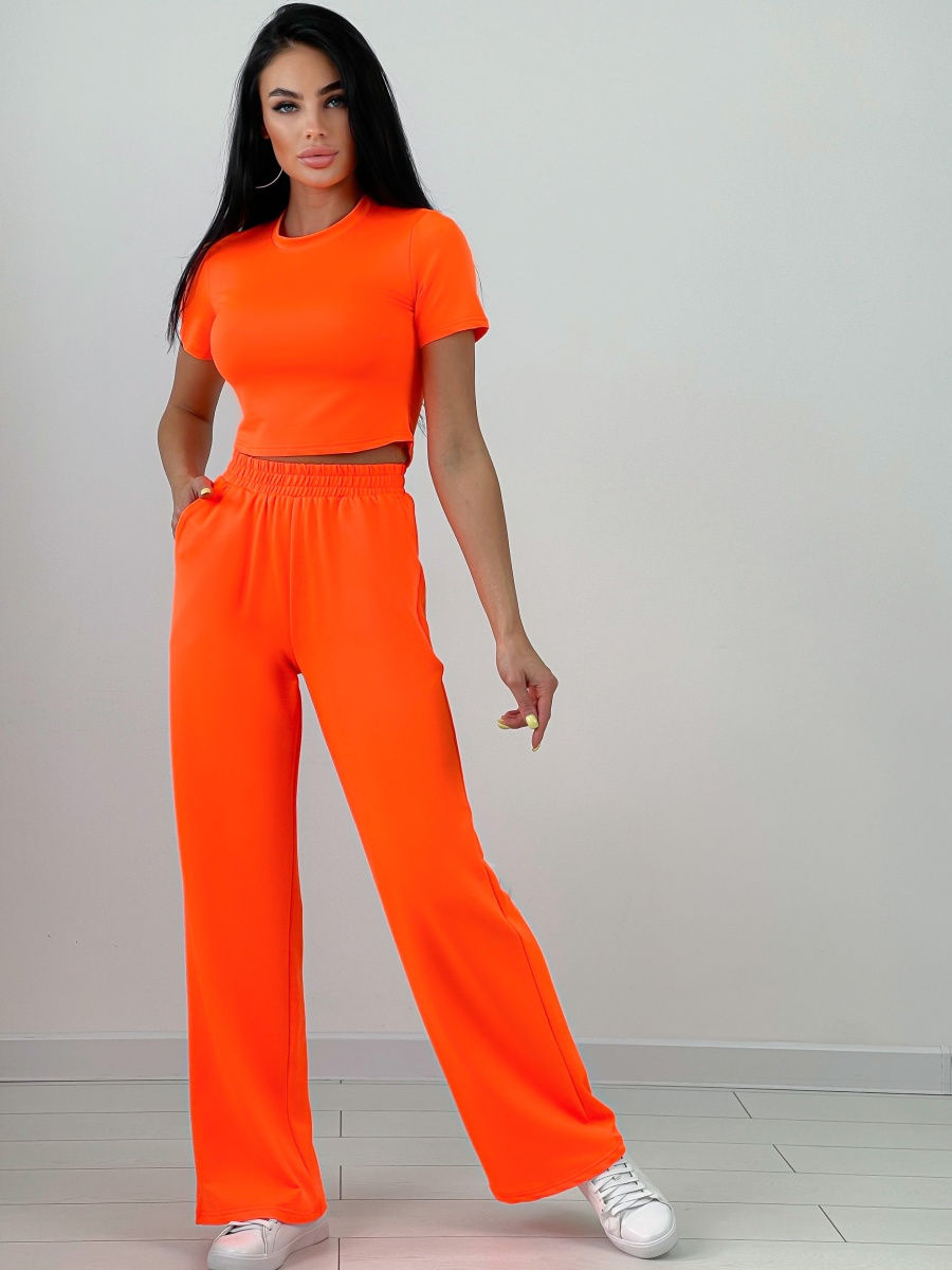 Оранжевый костюм женский