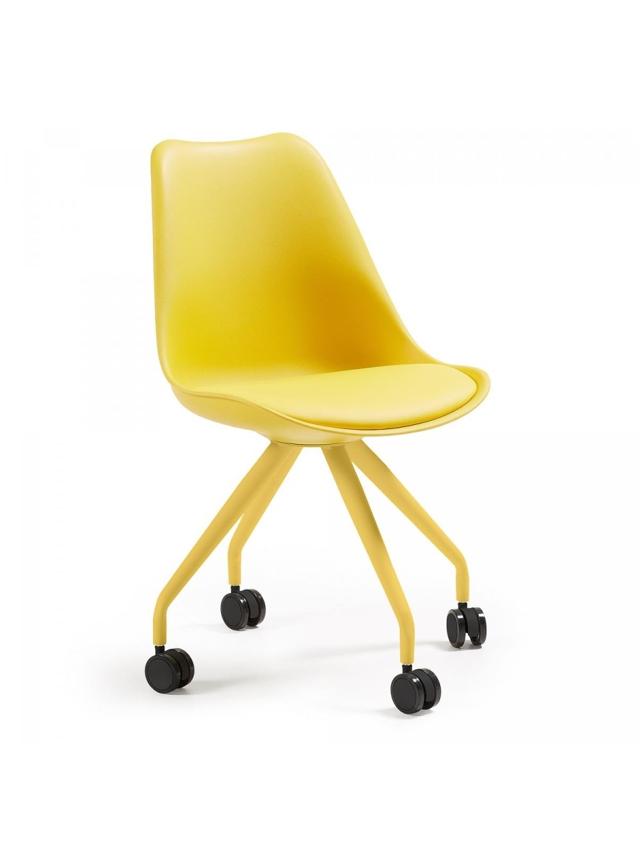 Желтый стул на колесиках