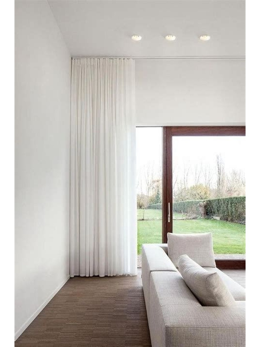 Белые шторы в интерьере гостиной фото