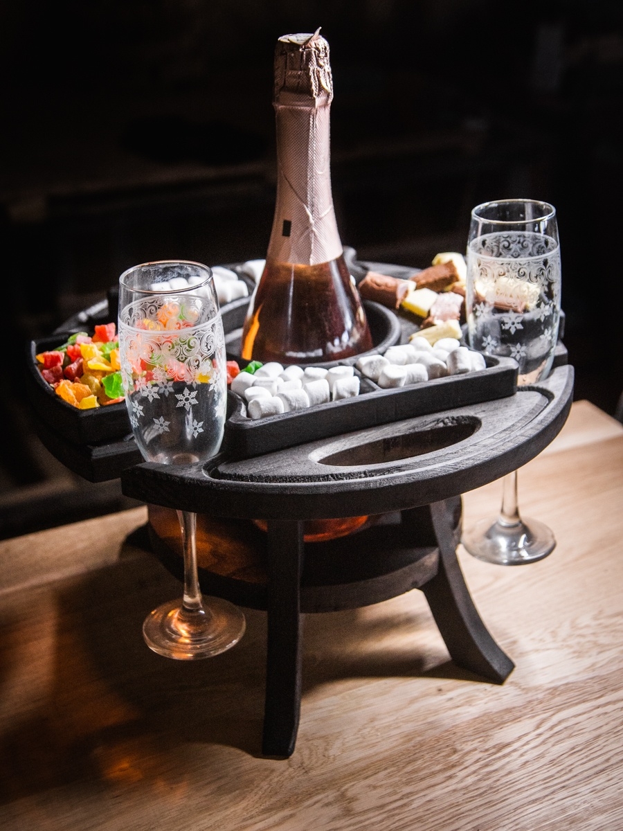 Деревянный стол поднос для вина