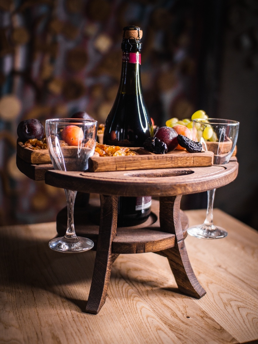 Деревянный винный столик