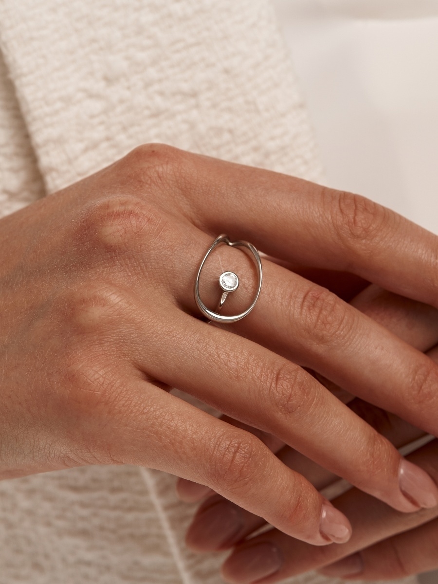 Серебряное кольцо с камнем внутри