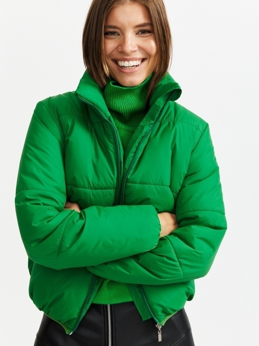 Зеленая короткая куртка